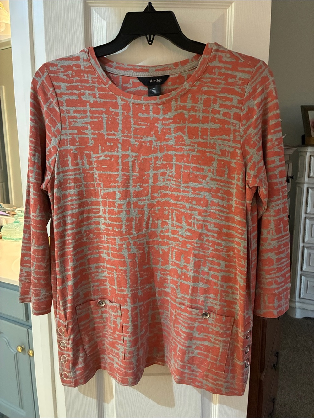 Ali Miles Coral and Gray Long-Sleeve Patterned Tunic Top Side Snap Grommets SZ M